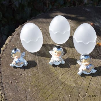 Piękna figurka aniołka trzymającego książkę w jajku wykonanym ze szkła . Wykonana z wysokiej jakości stali oraz pokryta warstwą srebra w technologii laminowania srebrem (1).JPG